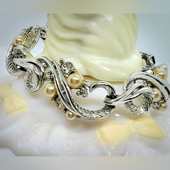 Vintage Star Silvertone Faux Pearl & Clear Rhinestone’s Bracelet & Earrings Set - Picture 2 of 7